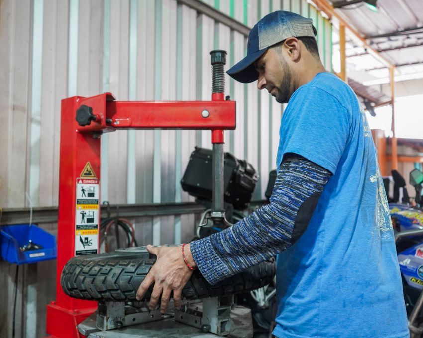 Tire machine with Jefferson zambrano Ecuador Freedom Mechanic