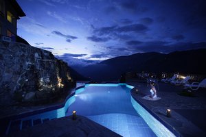 Piscina grande con agua caliente volcanica Luna Runtun Hotel Banos Ecuador